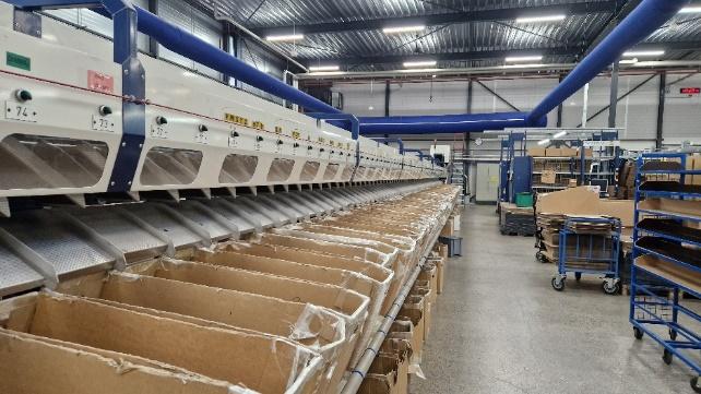 Afbeelding met overdekt, Massaproductie, staal, fabriek Automatisch gegenereerde beschrijving